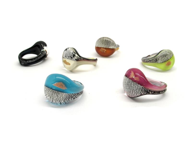 Anello Vetro di Murano ( AVLU01 ) disponibile in 6 colori assortiti, nelle seguenti misure : 16 mm, 17 mm, 18 mm, 19 mm, 20 mm, realizzato interamente a mano dai nostri maestri Vetrai Muranesi, con la tecnica della lavorazione lume, con inserti di Avventurina, foglia Argento 925 e Oro 24 kt