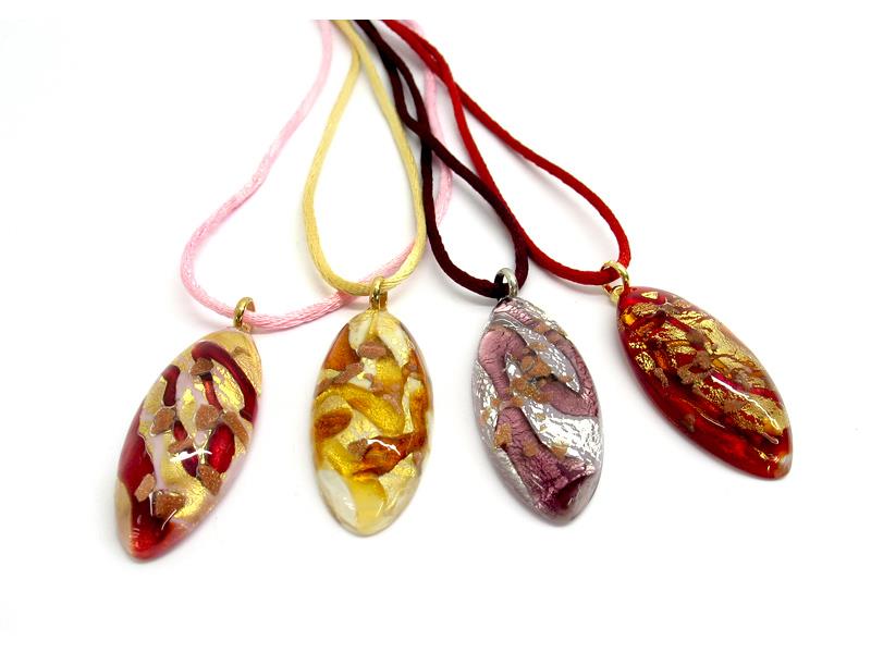 Murano Glass Pendente Ovale, 50x22 mm ( COLV0209 ) realizzato interamente a mano dai nostri Maestri Vetrai nella nell' isola di Murano - Venezia, con la tecnica della lavorazione lume, con inserti di vetro Avventurina, foglia Argento 925 e Oro 24 kt, cavetto in filo di cotone colorato 50 cm.