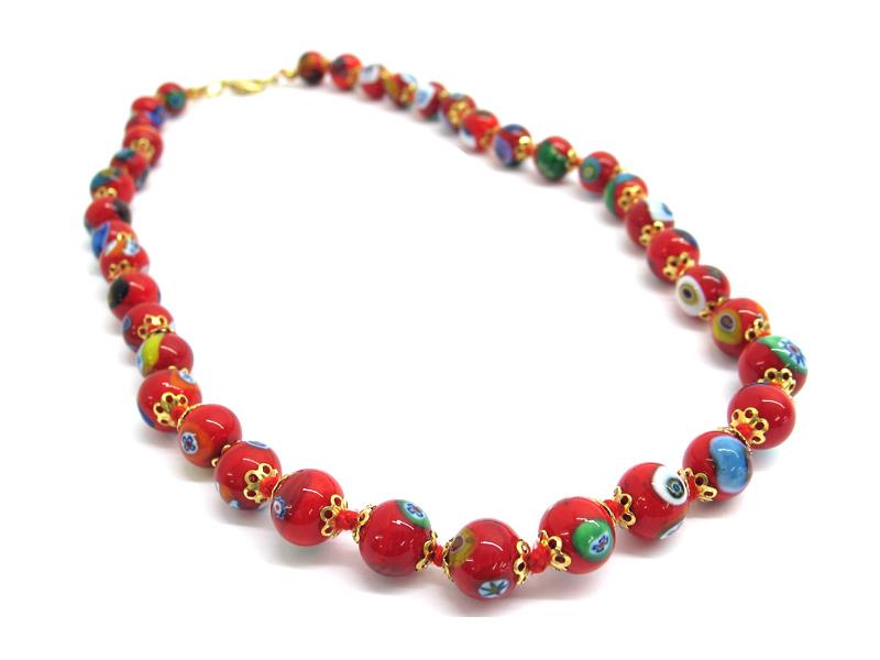 Collana con perle di Murano e millefiori, diam 12 mm ( COLPE0101 ) realizzata interamente a mano dai nostri Maestri Vetrai nell' isola di Murano - Venezia,  con la tecnica della lavorazione lume, con perle in vetro con disegno millefiori, lunga 45 cm.( Colore bianco)